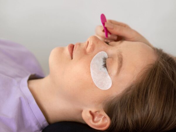 Eyelash tinting