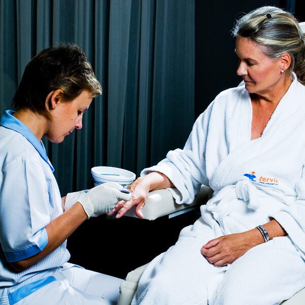 Spa maniküür lakkimisega